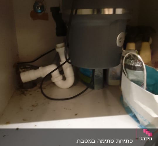 צנרת מתחת לכיור עם מחבר פלסטיק לבן